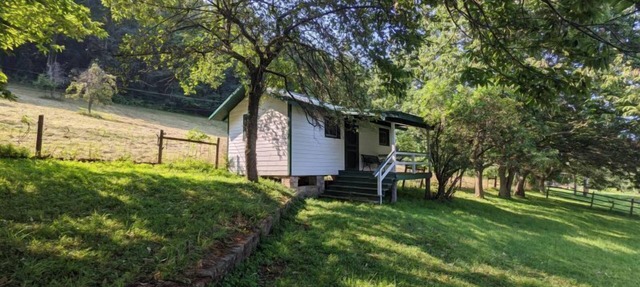River Cabin: Single Family Getaway On The River in Hopewell