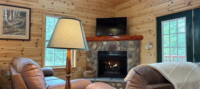 Riverfront Cabin : The Cozy Brown Trout Lodge in Luzerne