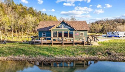 Riverfront Luxury Cabin Retreat with Breathtaking Views on the Banks of the Arkansas White River in Cotter