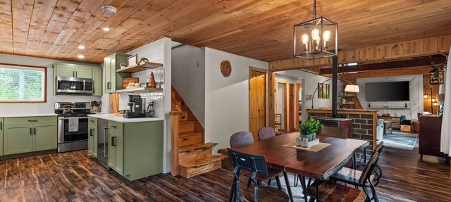 Riverfront Luxury Cabin-Hot Tub-EV-Deluxe Kitchen-WiFi in Ashford