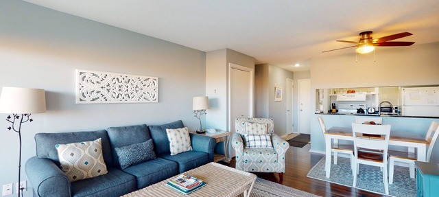 Riverview condo near the lake with beach access, fireplace, patio & cable in Glen Arbor