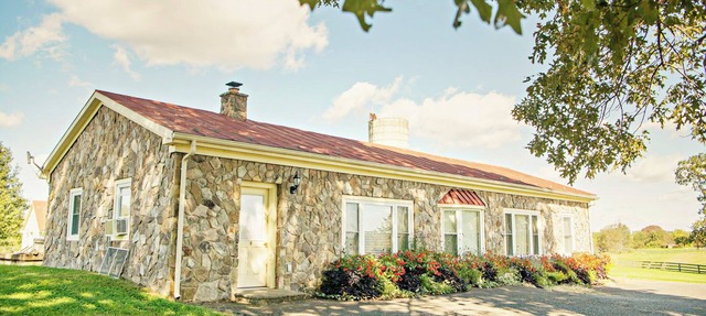 Romantic Cottage with Private Hot Tub in Castleton
