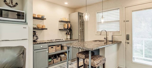 Romantic Lakeview Treehouse with Jacuzzi Tub, Loft & Private Balcony in Stigler