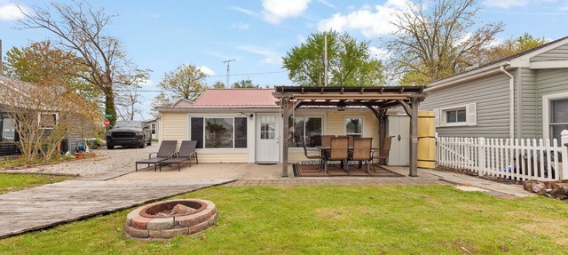 Round Lake Cozy Getaway 3-bedroom cottage Sleeps 6 Right on the Lake! in Manitou Beach-Devils Lake