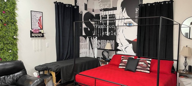 Ruby Red Haven – Chic Downtown Retreat Dayton in Dayton
