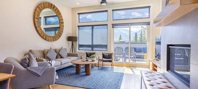 Rundleview - Impeccable Design and Private Hot Tub in Canmore