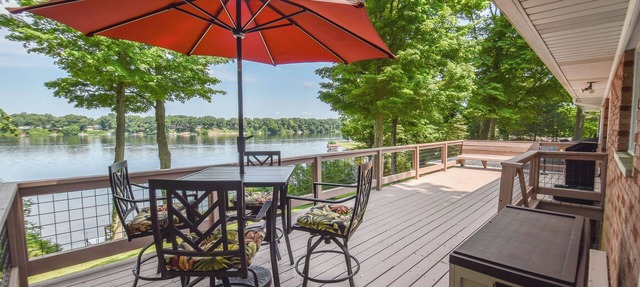 Rustic Hills Retreat.a scenic home on beautiful lake front property. in Union City