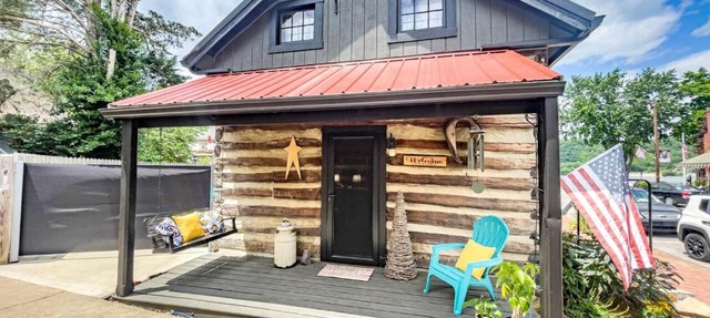 Rustic Pet-Friendly Cabin on Main Street in Augusta, Kentucky in Augusta