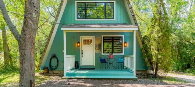 Rustic Riverside A-Frame Retreat: Secluded Charm. in Racine