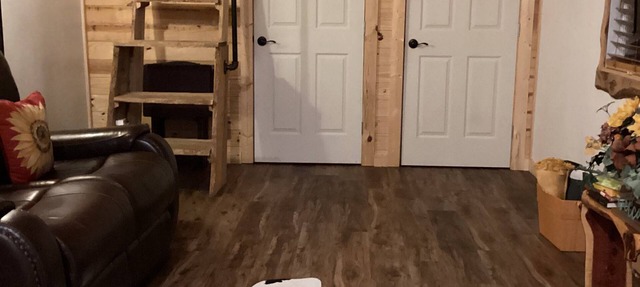 Rustic tiny cabin with hot tub: wooded seclusion minutes from downtown Tulsa in Tulsa