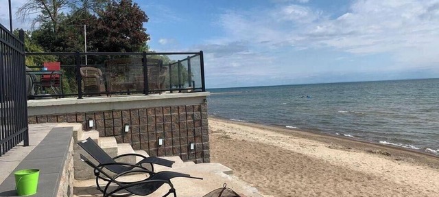 SANDY BEACHFRONT cottage with HOT TUB and FIRESTOVE in selkirk