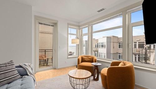 Seattle Waterfront Condo, Free Parking, Gym, Hot Tub, Steps to Pike Place in Seattle