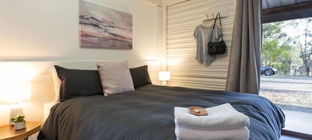 Secluded 3BR Cabin in Palmers Lane Estate with Pool, Tennis, walk to Cellardoors in Pokolbin
