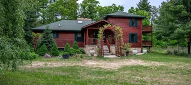 Secluded 4-bedroom log cabin surrounded by beautiful forest in New Lisbon