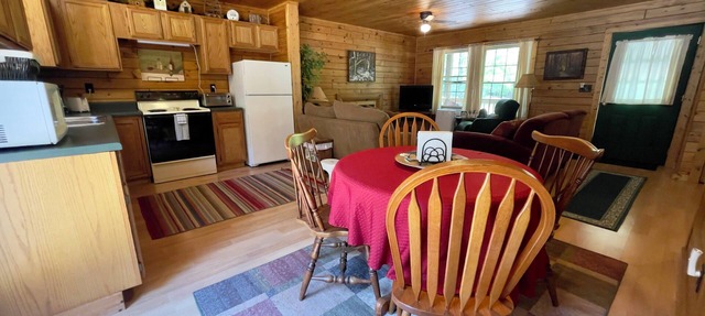 Secluded log cabin in Manistee Nat'l Forest with access to Lake Michigan beach. in Manistee