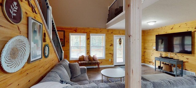 Secluded modern cabin, with hot tub in Logan