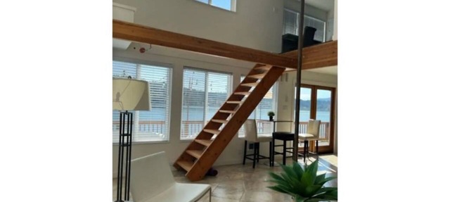 Serene Lakefront Escape: Private Beach & Kayaks in Redmond