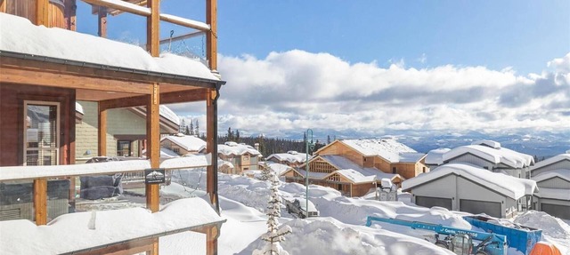 'Serenity at the Snowbird': Your mountain retreat with Ski in/out in Beaverdell