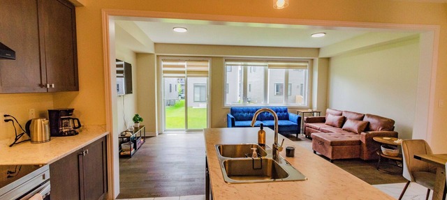 Simple Comforts: 4 Bedroom Family Home in Thorold | 10 Min to Falls in Thorold