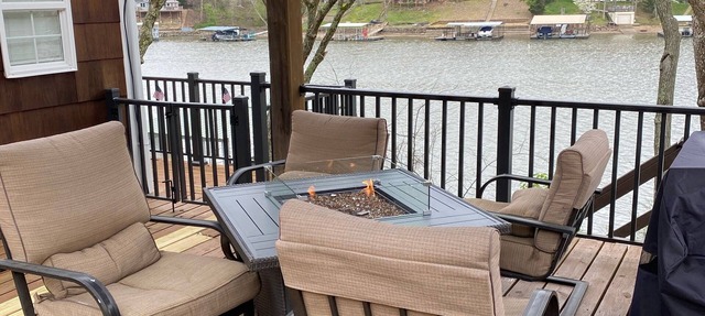 Single level home in a gentle, quiet , deep water cove at Lake of the Ozarks . in Roach