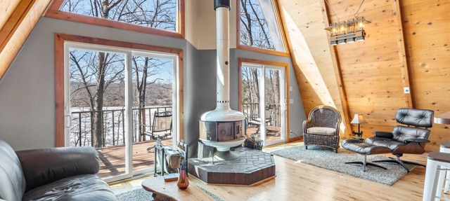 Snowfall Escapes - Lakefront Cabin with Loft & Bar in Comstock