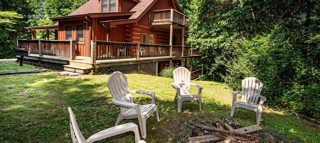 Snuggled Inn | Private Brown County Log Cabin on 12 Wooded Acres in Bloomington