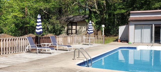 Spacious 3BR 3.5 Ba House with Pool in Louisville