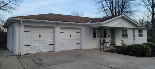 Spacious 3BR Ranch w/Hot Tub & Yard Near Kings Island in Mason