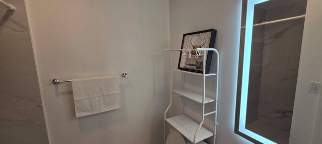Spacious 6-bedroom building with AC in serene Cincinnati in Cincinnati