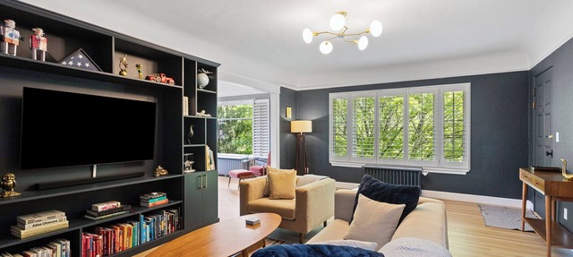 Spacious, Bright Eastlake Stay +Parking, WFH Ready in Seattle