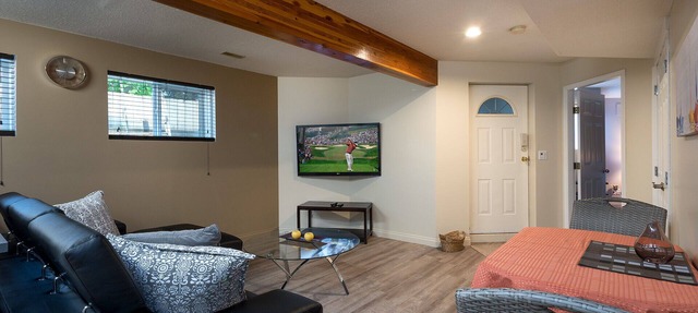 Spacious Bright Suite Licence 4087948 in Kelowna