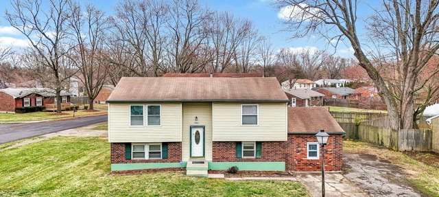 Spacious & Clean House. Wide Free Parking Lot. Between Louisville & Fort Knox. in Louisville