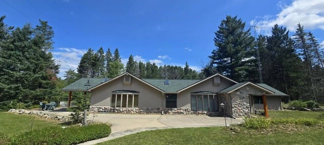 Spacious Family Retreat w/3BR Main House + 2BR Guest House in Curran in CURRAN