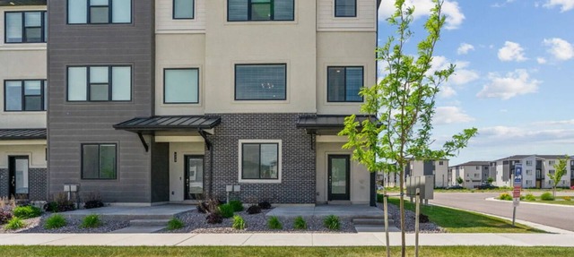 Spacious, modern 4-bedroom townhome w/AC near Ski/Snowboarding Resort in American Fork