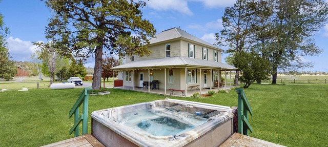 Spacious Ranch Home on Long Hollow Ranch, w/hot tub, WiFi, access to trails in Sisters