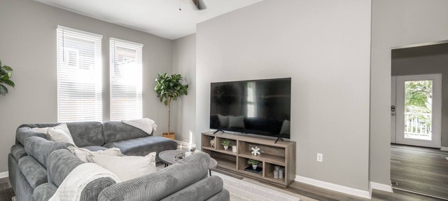 Spacious, Updated 6 BDR Home Sleeps 14! Perfect for Families or Large Groups in Cincinnati