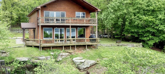 Spectacular Lake View, Luxury Cabin provides the perfect gathering place. in Vian