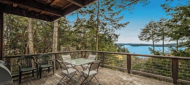 Spectacular Waterfront Cabin in Eastsound with Private Deck and Mountain Views in Eastsound