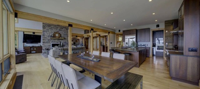 Spyglass Ridge Retreat – 6BR Luxury Bay View Pines Estate in Suttons Bay in Suttons Bay