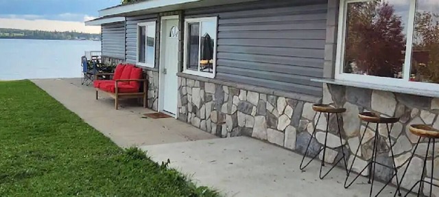 Stay for a while & live the lake front life-style! in Lac la Nonne