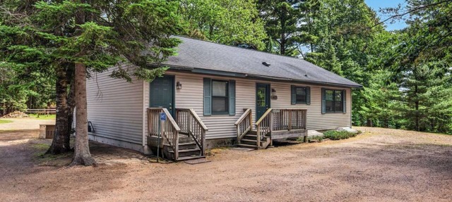 Stepaway Vacation Rentals/Hillcrest Cottages-Cedar Lodge in Saint Germain