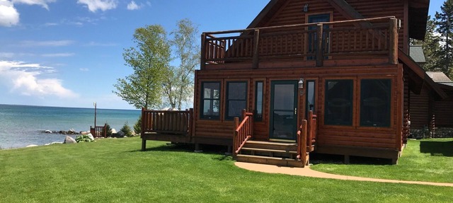 Straits of Mackinaw log Cabin. Spectacular views of Mackinac Island! Kayaks incl in Cheboygan