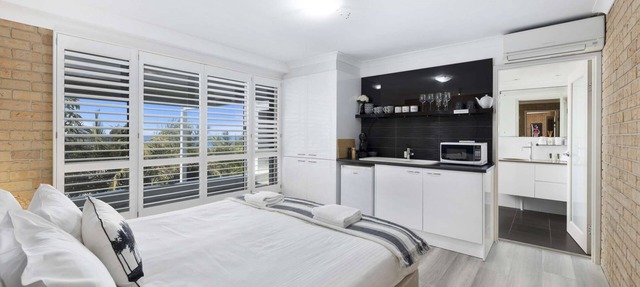 Studio @ #OMG Steps to Beach, Couples Getaway, kitchenette - free wifi in Sapphire Beach