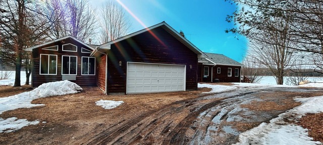 Stunning Lakehouse with hot tub & tree house in Richfield Township