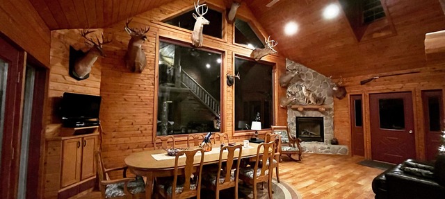 Stunning, secluded lodge nestled in the woods- minutes from town. in Cornell