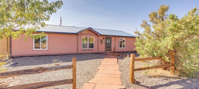 Stunning Views: Quiet Bluff Home Near Hiking! in Bluff