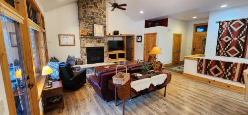 Sundance Spacious Vaulted Ceiling cabin, Hot tub, huge lawn in Sundance