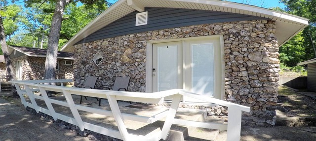 Sunrise Shores Cabin #3 Lake Front with a POOL! + WOOF in Sunrise Beach