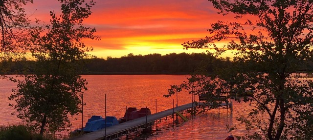 Sunset Bay Vista- 4BR/2BA Lodge on Baby Lake- Family Friendly in Hackensack