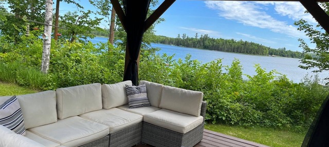The Cabin on Baby Lake: Charming Log Cabin Getaway in Hackensack